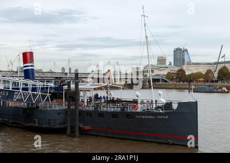 London, Vereinigtes Königreich - 31. Oktober 2017: PS Tattershall Castle Schiff auf der Themse am Victoria Embankment in London an einem bewölkten Tag, einer Flohe Stockfoto