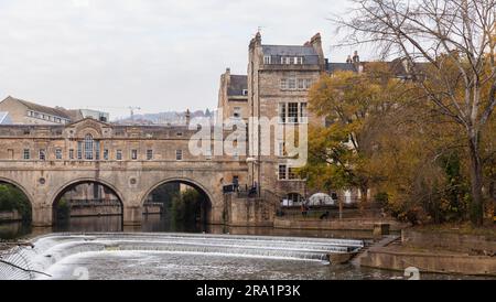 Bath, Großbritannien - 3. November 2017: Blick auf die Altstadt von Bath mit der Pulteney Bridge aus dem 18. Jahrhundert Stockfoto