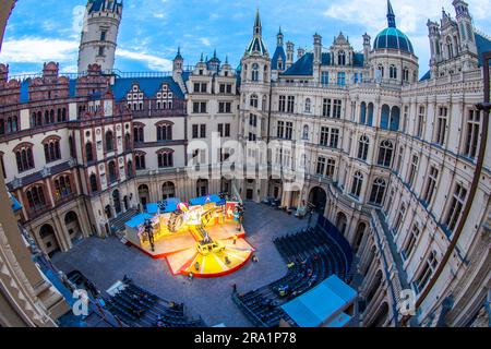 Schwerin, Deutschland. 29. Juni 2023. Schauspieler treten im Musical „Little Miss Sunshine“ auf der Bühne im Innenhof des Schlosses auf. Die Premiere des Stücks findet am 01.07.2023 als deutschsprachige Premiere des Schweriner Schlossfestes statt. Kredit: Jens Büttner/dpa/Alamy Live News Stockfoto