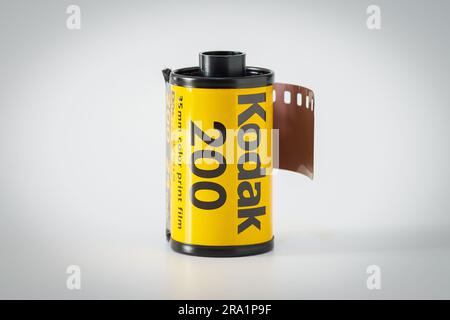 Klassische analoge Kodak 200 Kamerarolle auf weißem Hintergrund. Stockfoto