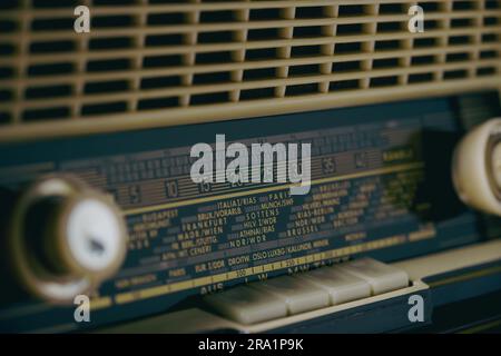 Nahaufnahme eines alten Transistorradios aus den 60s Jahren, zeigt die Frequenzskala mit den Namen von Weltstädten. Stockfoto