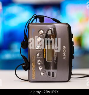 Sony Walkman ®, tragbarer Musik-Kassettenspieler mit digitalen Bedienelementen und Displays der 1990er. Stockfoto