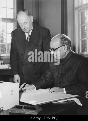 Aus der Original-Bildunterschrift: Berlins amtierender Regierender Bürgermeister Dr. Walter Schreiber (Links) empfängt den indischen Handelsminister Kamakar im Rathaus Schöneberg 1953 in Berlin. Stockfoto