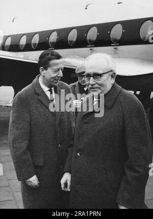 Original-Bildunterschrift: Bürgermeister Wilhelm Kaisen aus Bremen trifft heute auf dem Flughafen Tempelhof ein. Die BEA hat eine neue Fluglinie 'Bremen - Berlin' aufgenommen und Bürgermeister Kaisen nahm am Eröffnungsflug teil. Er hat auf dem Flughafen von Senatsdirektor Urban begrüsst. Berlin, Deutschland 1964. Stockfoto