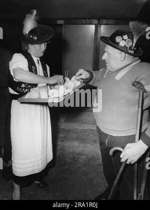 Das Berliner Original 'Krücke', bürgerlich Reinhold Habisch, auf bayrisch. Berlin, Deutschland 1957. Stockfoto