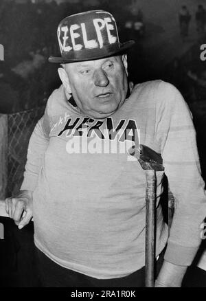 Das Berliner Original 'Krücke', bürgerlich Reinhold Habisch, zu seine 70. Geburtstag, Berlin, Deutschland 1959. Stockfoto