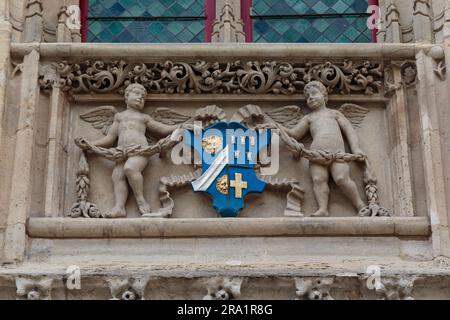 ROUEN, FRANKREICH - 31. AUGUST 2019: Dies ist das Wappen des Adels an der Fassade ihres eigenen Stadtpalais aus dem 16.. Jahrhundert. Stockfoto