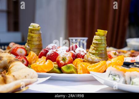 Eine Nahaufnahme einer Auswahl an frischem Obst auf dem Tisch Stockfoto