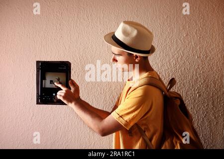 Ein Mann mit einem Hut, der die Tafel trägt. Stockfoto
