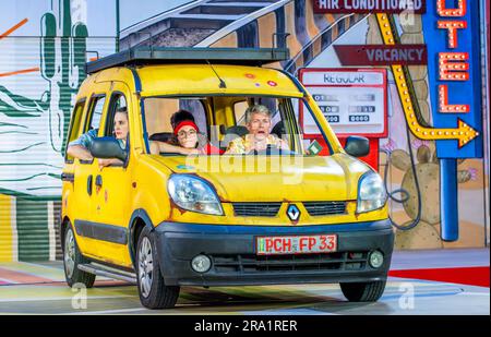 Schwerin, Deutschland. 29. Juni 2023. Florentine Beyer (M) in der Rolle von Olive spielt im Musical „Little Miss Sunshine“ mit Jennifer Sabel (l) als Mutter Sheryl und Gerald Michel (r) als Dad Richard auf der Bühne. Das Stück wird am 1. Juli 2023 als deutschsprachige Premiere im Rahmen des Schweriner Schlossfestivals stattfinden. Kredit: Jens Büttner/dpa/Alamy Live News Stockfoto