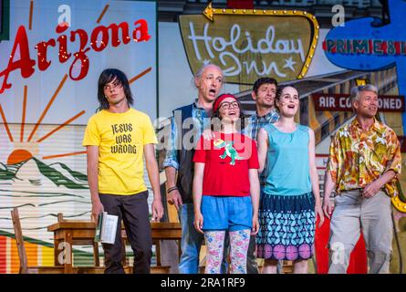 Schwerin, Deutschland. 29. Juni 2023. Florentine Beyer (3. von links) in der Rolle von Olive singt im Musical „Little Miss Sunshine“ mit Gerald Michel (r-l) als Dad Richard, Jennifer Sabel als Mom Sheryl, Christoph Götz als Onkel Frank, Frank Wiegard al Grandpa und Emil Gutheil als Bruder Dwayne auf der Bühne. Die Premiere findet am 1. Juli 2023 als deutschsprachige Premiere im Rahmen des Schweriner Schlossfestes statt. Kredit: Jens Büttner/dpa/Alamy Live News Stockfoto