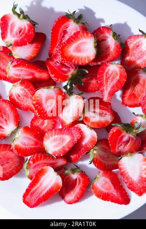 Scheiben frischer Erdbeeren auf weißem Teller Stockfoto