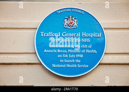 Trafford General NHS Krankenhaus blaue Plakette feiert den Geburtsort des NHS Stockfoto