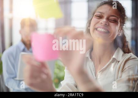 Ihre Vision zum Leben erwecken. Foto einer selbstbewussten Geschäftsfrau, die ihrem Kollegen eine Idee präsentiert Stockfoto