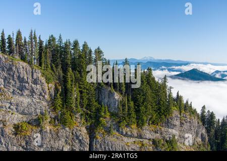 Drohnenaufnahme des High Rock Lookout in Ashford, Washington Stockfoto