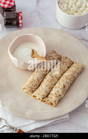 Pfannkuchen mit Hüttenkäse auf einem Teller Stockfoto