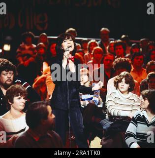 Hitparade, ZDF Musiksendung, 1978, Auftritt der Schweizer Schlagersängeirn Paola. Stockfoto