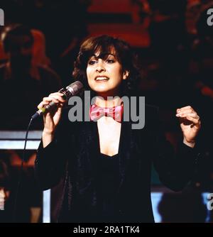 Hitparade, ZDF Musiksendung, 1978, Auftritt der Schweizer Schlagersängeirn Paola. Stockfoto