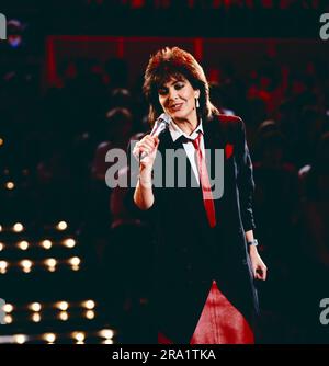 Hitparade, ZDF Musiksendung, 1986, Auftritt der Schweizer Schlagersänger Paola. Stockfoto