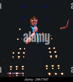 Hitparade, ZDF Musiksendung, 1986, Auftritt der Schweizer Schlagersänger Paola. Stockfoto