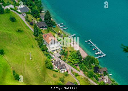 Erhöhte Aussicht auf Häuser in der Nähe von burgenstock am lucerner See Stockfoto