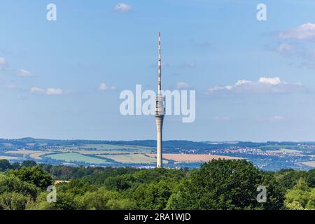 Dresden, Deutschland. 29. Juni 2023. In der Ferne erhebt sich der Dresdner Fernsehturm hinter Bäumen. Kredit: Daniel Schäfer/dpa/Alamy Live News Stockfoto