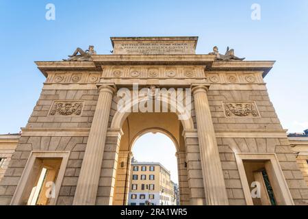 Porta Garibaldi Tor mit blauem Himmel, Mailand, Italien Stockfoto