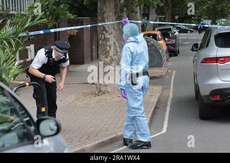 30/06/2023. London, Großbritannien. Die Szene an der Elthorne Road, Islington, Nord-London, wo Gestern Abend (Donnerstag) Ein Junge, der 15 Jahre alt sein soll, und ein Mann im Alter von 23 Jahren erstochen wurden. Es wurde eine Doppelmord-Untersuchung eingeleitet. Foto: Ben Cawthra/Sipa USA Stockfoto