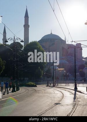 Straßenbahnschienen und die Hagia Sophia Moschee im Morgenlicht, Sultanahmet Viertel, Istanbul, Türkei Stockfoto