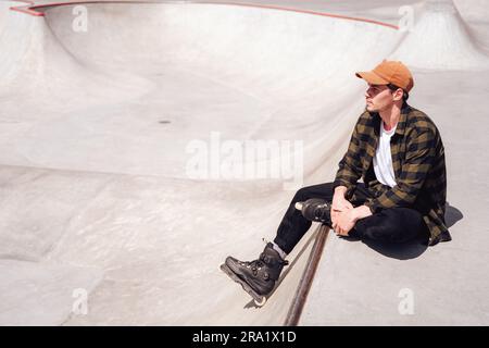 Aggressiver Rollschuh im Skatepark Stockfoto