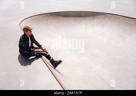 Aggressiver Rollschuh im Skatepark Stockfoto
