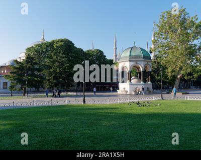 Deutscher Brunnen (Alman Çeşmesi auf Türkisch), Stadtteil Sultanahmet, Istanbul, Türkei. Sultan Ahmed aka Blaue Moschee dahinter. Stockfoto