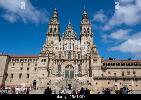 Santiago de Compostela, La Coruna, Galicien, Spanien - 11. Juni 2023. Touristen und Pilger vor der Kathedrale von Santiago de Compostela Stockfoto