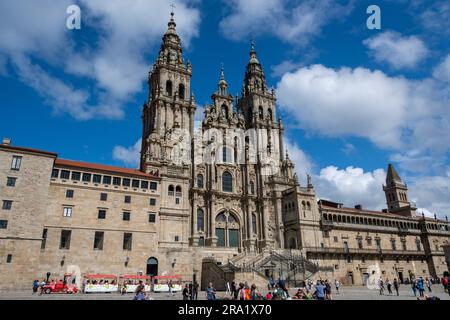 Santiago de Compostela, La Coruna, Galicien, Spanien - 11. Juni 2023. Touristen und Pilger vor der Kathedrale von Santiago de Compostela Stockfoto