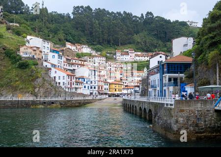 Cudillero, Asturien, Spanien - 02. Juni 2023. Blick auf das Dorf vom Hafen. Stockfoto