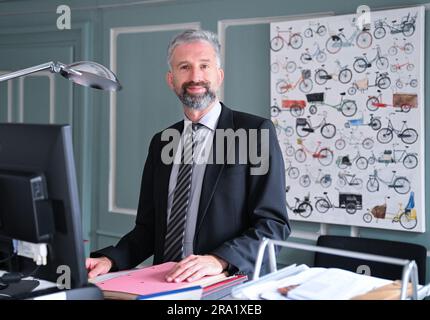 30. Juni 2023, Baden-Württemberg, Tübingen: Der Bürgermeister von Tübingen, Boris Palmer (keine Parteizugehörigkeit), steht an seinem Schreibtisch in seinem Büro im Rathaus. Nach einem einmonatigen Sabbatical nimmt er seinen offiziellen Dienst wieder auf. Foto: Bernd Weißbrod/dpa Stockfoto