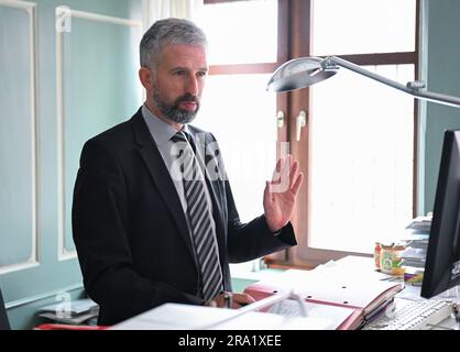 30. Juni 2023, Baden-Württemberg, Tübingen: Der Bürgermeister von Tübingen, Boris Palmer (keine Parteizugehörigkeit), steht an seinem Schreibtisch in seinem Büro im Rathaus. Nach einem einmonatigen Sabbatical nimmt er seinen offiziellen Dienst wieder auf. Foto: Bernd Weißbrod/dpa Stockfoto