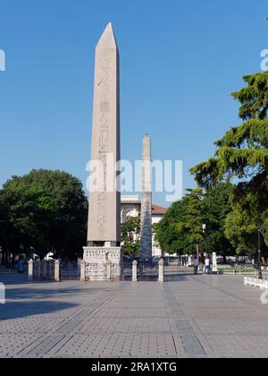 Der Obelisk von Theodosius, ein altägyptischer Obelisk auf dem Sultanahmet-Platz, an einem Sommermorgen in Istanbul, Türkei Stockfoto