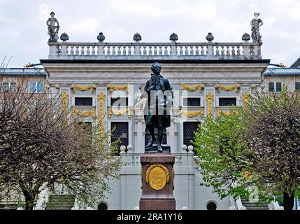 Bronzestatue Goethes auf dem Naschmarkt vor der Alten Börse, Deutschland, Sachsen, Leipzig Stockfoto