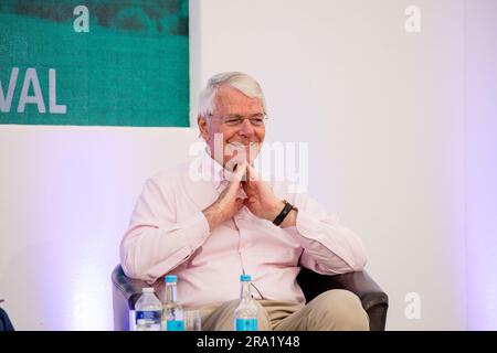 Ehemaliger britischer Premierminister, Sir John Major beim Chalke Valley History Festival, Salisbury, Wiltshire 2023, spricht mit Tim Bouverie. Ein sehr entspannter John Major sprach über eine Stunde vor einem vollgepackten Publikum über Politik, Vergangenheit und Gegenwart. Stockfoto