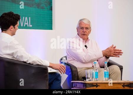 Ehemaliger britischer Premierminister, Sir John Major beim Chalke Valley History Festival, Salisbury, Wiltshire 2023, spricht mit Tim Bouverie. Ein sehr entspannter John Major sprach über eine Stunde vor einem vollgepackten Publikum über Politik, Vergangenheit und Gegenwart. Stockfoto