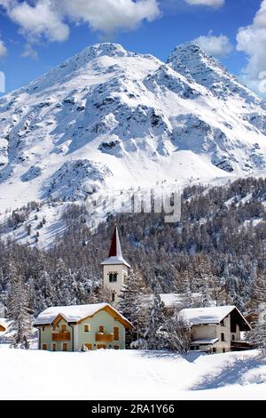 Dorf Isola mit Kirche Chiesa Bianca auf dem See Sils im Winter, Schweiz, Grisons, Oberengadin, Majola Stockfoto