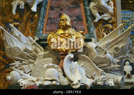 Skulptur an der linken Wand der Kapelle der Langue von Aragon in St. John's Co-Cathedral in Valletta, Malta Stockfoto