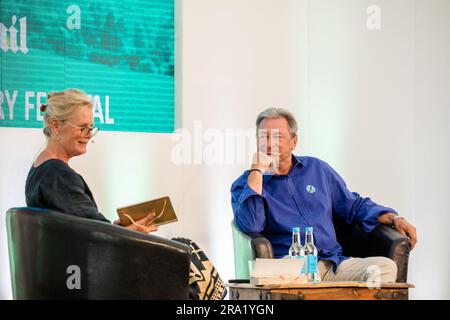 Alan Titchmarsh MBE, englischer Gärtner, Fernsehmoderator, Dichter, Und der Schriftsteller unterhielt sich mit Tania Compton über sein Leben im Garten, seine Kindheit in Ilkley und sein neues Buch "Trowel and Error". Stockfoto