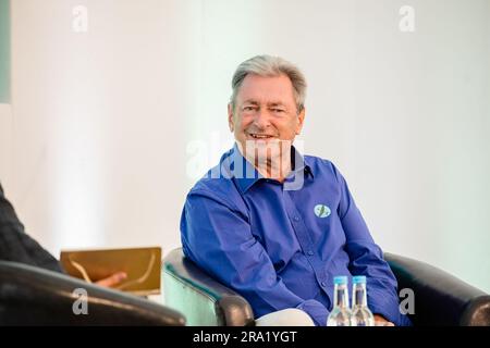 Alan Titchmarsh MBE, englischer Gärtner, Fernsehmoderator, Dichter, Und der Schriftsteller unterhielt sich mit Tania Compton über sein Leben im Garten, seine Kindheit in Ilkley und sein neues Buch "Trowel and Error". Stockfoto