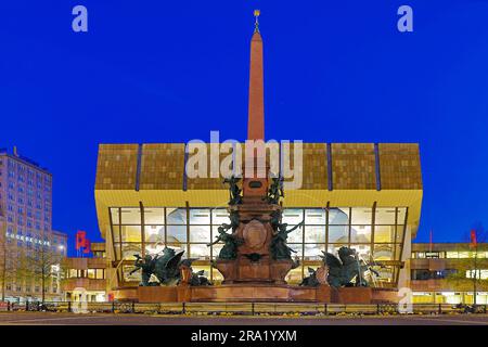 Mendebrunnen-Brunnen vor der Konzerthalle Gewandhaus am Abend, Augustusplatz, Deutschland, Sachsen, Leipzig Stockfoto