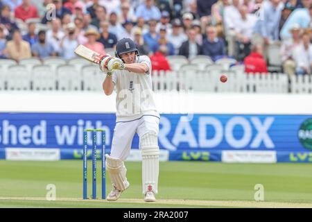 Harry Brook aus England tritt während der LV= Insurance Ashes Test Series Second Test Day 3 England gegen Australien auf der Lords, London, Großbritannien, 30. Juni 2023 (Foto von Mark Cosgrove/News Images) Stockfoto