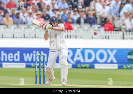 Harry Brook aus England tritt auf dem LV= Insurance Ashes Test Series Second Test Day 3 England gegen Australien am 30. Juni 2023 in Lords, London, Großbritannien (Foto von Mark Cosgrove/News Images) in London, Großbritannien, am 6./30. Juni 2023 ins Spiel. (Foto: Mark Cosgrove/News Images/Sipa USA) Stockfoto