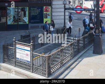 LONDON, Großbritannien - 08. JUNI 2023: Menschen an der U-Bahn-Station Piccadilly Circus Stockfoto