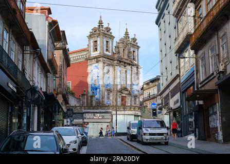 Blick auf die geflieste Igreja de Santo Ildefonso Kirche in Porto, Portugal, 2023. Stockfoto